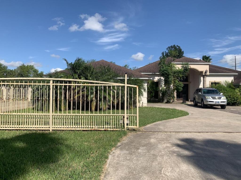 Brownsville Comfort 2 Bedroom 1 Bath , Spacious Kitchen And Outdoor Home Exterior foto